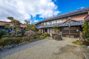 a house with a garden in front of it at 岐阜羽島の隠れ家 古民家cocone in Hashima