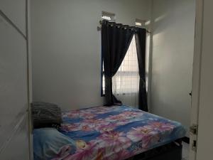 a bed in a room with a window at Homestay A51 in Panjalu