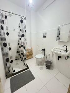 a bathroom with a shower and a toilet and a sink at Stúdio no Centro- Lapa, Consulado, Praia e Metrô! 1101 in Rio de Janeiro