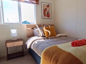 a bedroom with two beds and a window at Casa Perfecta para Vacaciones Familiares -Vista al Volcán - Parking Free in Villarrica