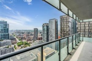 トロントにあるModern Toronto Lake View & CN Tower View - One Free Parkingの高層ビルのバルコニーから市街の景色を望めます。