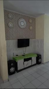 Televisyen dan/atau pusat hiburan di Villa Highland No 7 Berastagi View +22 gambar