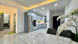Kuchyň nebo kuchyňský kout v ubytování Phu My Hung - Nguyen Luong Bang Central Apartment