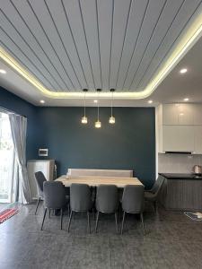 a conference room with a table and chairs at Villa 04 bedrooms Novaworld Phan Thiết in Bình Sum