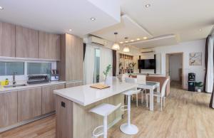 ラワイビーチにあるLilly Villa - 2 Bedrooms Villa with Private Poolのオープンキッチン、ダイニングルーム(テーブル、椅子付)