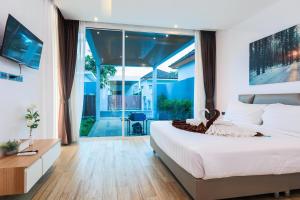 ラワイビーチにあるLilly Villa - 2 Bedrooms Villa with Private Poolの大きなベッドと大きな窓のある寝室 +29枚の写真