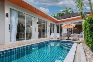 ラワイビーチにあるLilly Villa - 2 Bedrooms Villa with Private Poolの家の中のプールの画像