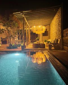 una piscina en una habitación con un edificio con en Serendipity Mirissa, en Mirissa