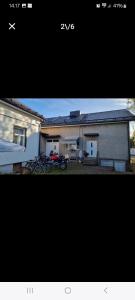 ein Bild von einem Haus mit einem davor geparkten Motorrad in der Unterkunft Sackleninkatu in Pori + 1 Foto