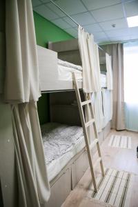  Двухъярусная кровать или двухъярусные кровати в номере Brusnika Hostel 