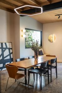 Un comedor con mesa y sillas de madera. en Luxury Historic Landmark Holdgates Cottage, en Brisbane 16 fotos más