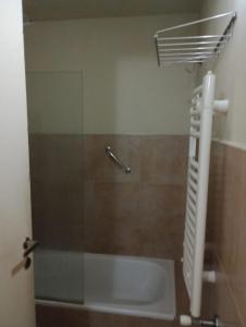 サン・ペドロにあるLa Chacra Hotel Campo y Spaの洗面台とシャワー付きのバスルーム +10枚の写真