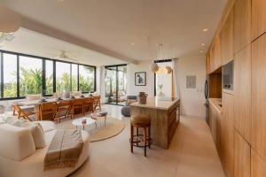 een woonkamer met een witte bank en een tafel bij Galeria Privada - Tulum Hidden Masterpiece in Tulum