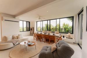 een woonkamer met een bank en een tafel bij Galeria Privada - Tulum Hidden Masterpiece in Tulum