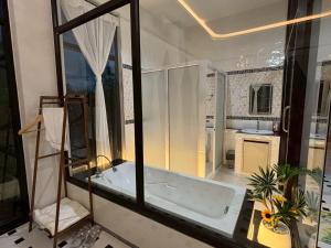 Ένα μπάνιο στο Oxygen Pool Villa Ku Tao