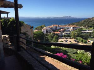 una vista sul paese dal balcone di una casa di Residence Scala Chiusa a Baja Sardinia