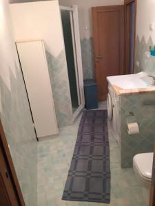 un bagno con lavandino e WC di Residence Scala Chiusa a Baja Sardinia
