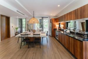 トゥルムにあるArt House Tulum - The Curated Escapeのダイニングルーム、キッチン(テーブル、椅子付)