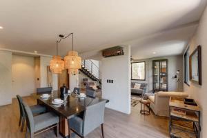 Ruang duduk di Art House Tulum - A Living Work of Art