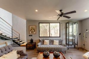 Ruang duduk di Art House Tulum - A Living Work of Art