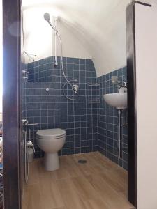 A bathroom at Torrione San Giovanni II Még 13 kép