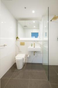 Bilik mandi di SkyPark Oasis Retreat 2Br@ close to Olympicpark +13 gambar