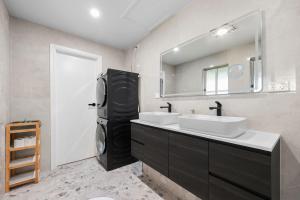 Un baño con dos lavabos y un espejo grande. en Sunshine Villa - 484 Kessell Rd, Middleton, en Middleton 26 fotos más