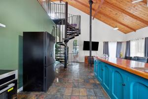una cocina con armarios azules y una escalera de caracol en Sunshine Villa - 484 Kessell Rd, Middleton, en Middleton