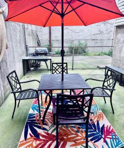 Kawasan patio atau luaran di PRIVATE 2 BR Apt with PRIVATE Backyard in LIC !!!