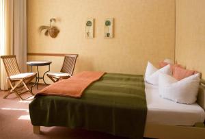 A bed or beds in a room at Hotel Pension Senta