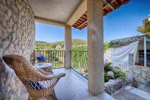 a patio with a table and chairs on a balcony at Apartments Pol Murvu in Vis
