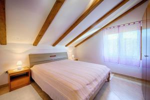 a bedroom with a bed and a window at Apartments Pol Murvu in Vis