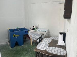 Habitación pequeña con mesa y lavamanos en Yulis Home 1, en Retalhuleu 8 fotos más
