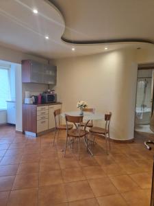 a kitchen and dining room with a table and chairs at Apartament Crăciunița in Timişoara