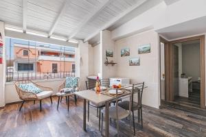 トッレ・ラピッロにあるPino Resort with shared poolのダイニングルーム(テーブル、椅子付)、バルコニー
