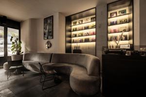 een woonkamer met een bank en een stoel bij Hotel Casa Izel Roma Norte in Mexico-Stad