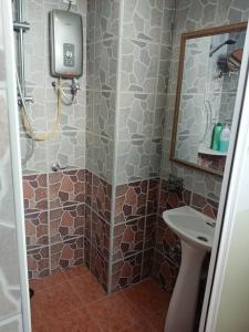 ein Badezimmer mit Dusche, Waschbecken und Spiegel in der Unterkunft Glory Beach Resort SEAVIEW in Port Dickson