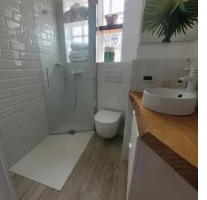 ein weißes Badezimmer mit Toilette und Waschbecken in der Unterkunft Aitetxe II Laguardia in Laguardia