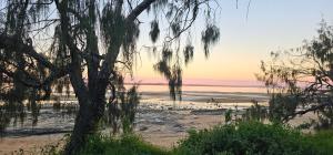 vista sulla spiaggia al tramonto di Large Private Apartment beach sunrise park views a Urangan Altre 26 foto