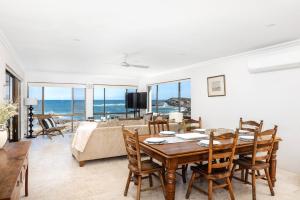 TV a/nebo společenská místnost v ubytování Waterfront Ocean Cottage