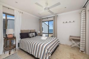 Postel nebo postele na pokoji v ubytování Waterfront Ocean Cottage