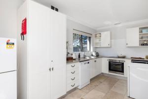 Kuchyň nebo kuchyňský kout v ubytování Waterfront Ocean Cottage