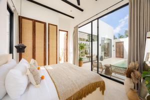 Ένα ή περισσότερα κρεβάτια σε δωμάτιο στο Aluna 1BR with private pool kedungu +22 φωτογραφίες