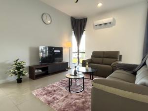 salon z kanapą i telewizorem w obiekcie Corner House BBR fit 1-14 Pax near Setia Alam SCCC w mieście Kelang