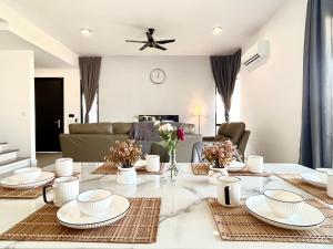salon ze stołem i kanapą w obiekcie Corner House BBR fit 1-14 Pax near Setia Alam SCCC w mieście Kelang