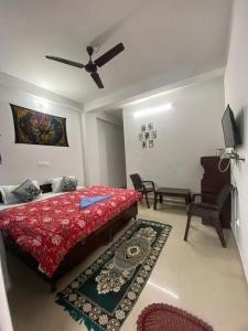 a bedroom with a bed and a ceiling fan at Budhibhaihomstay in Bīr