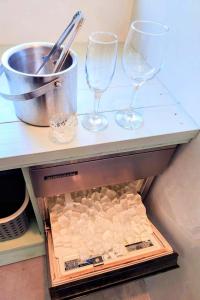 zwei Weingläser auf einem Tisch in der Unterkunft Hyuga Surf Camp107 - Vacation STAY 29756v in Hyuga