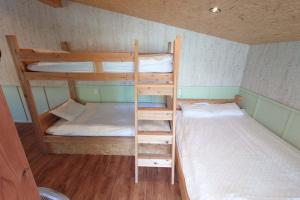 2 Etagenbetten in einem Zimmer mit 2 Betten in der Unterkunft Hyuga Surf Camp107 - Vacation STAY 29756v in Hyuga