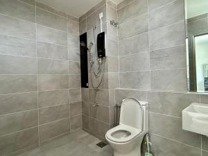 W łazience znajduje się prysznic, toaleta i telefon. w obiekcie Corner House BBR fit 1-14 Pax near Setia Alam SCCC w mieście Kelang +27 zdjęć