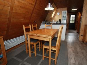 a wooden table and chairs in a kitchen at Ferienhaus mit Terrasse, Haustierfrei in Clausthal-Zellerfeld